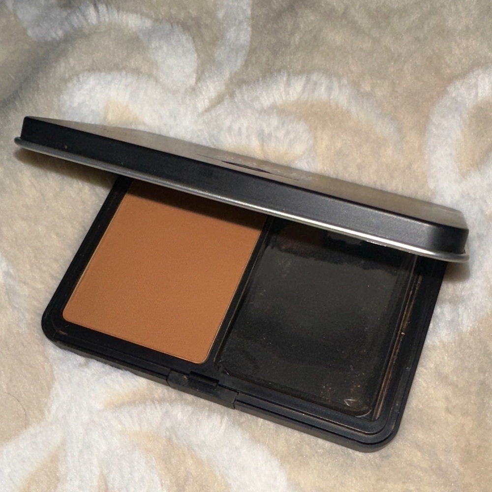 Make Up For Ever Matte Velvet Skin Blurring Powder Foundation - R520 NEW